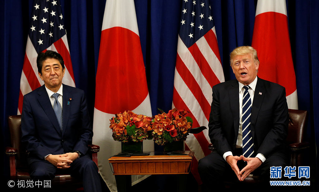 當地時間2017年9月21日，美國紐約，聯合國大會期間，美國總統特朗普與日本首相安倍晉三會面。***_***U.S. President Donald Trump and Japanese Prime Minister Shinzo Abe meet during the U.N. General Assembly in New York, U.S., September 21, 2017. Kevin Lamarque