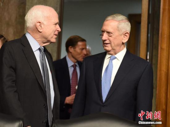 资料图片：美国国防部长马蒂斯（右）与参议院军事委员会主席麦凯恩（左）交流。<a target='_blank' href='http://www.chinanews.com/'><p  align=