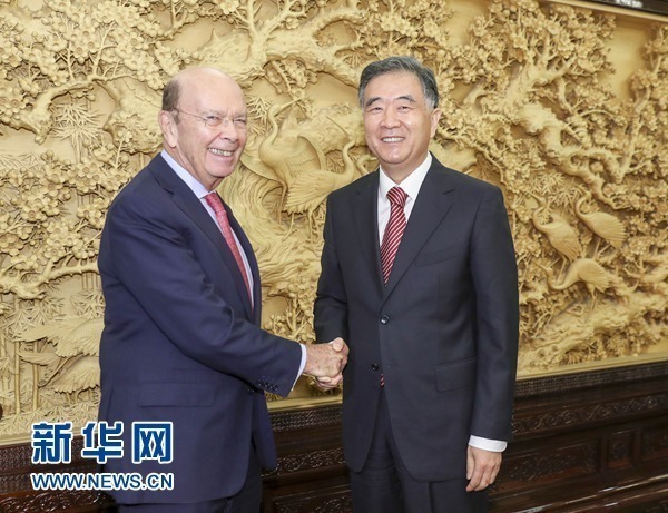 9月25日，国务院副总理汪洋在北京中南海会见美国商务部长罗斯一行。新华社记者 丁林 摄