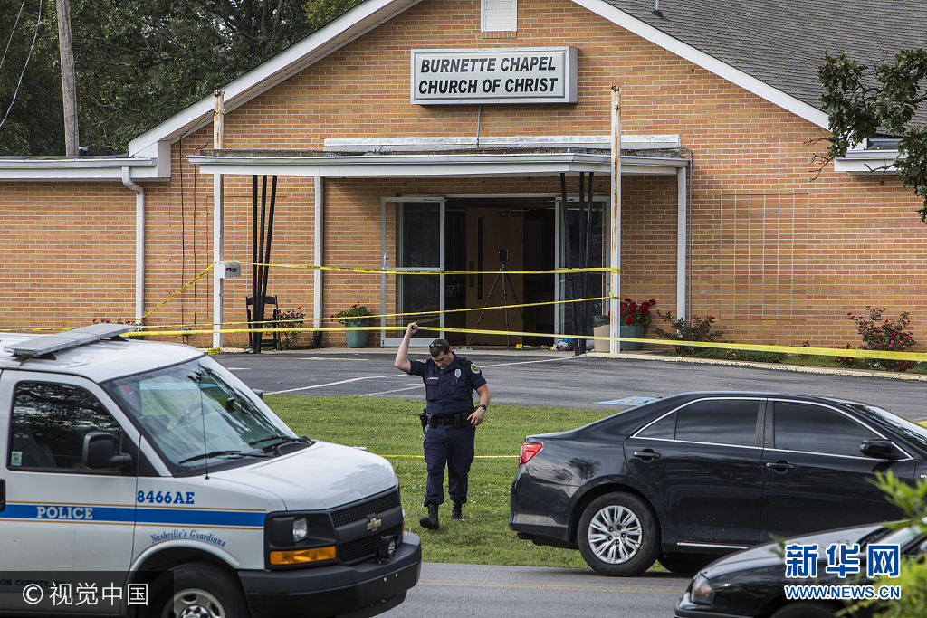 当地时间2017年9月24日，美国田纳西州安条克，当地教堂发生一起枪击案。导致1人死亡包含枪手在内的8人受伤，事发后当地警方封锁了现场。***_***ANTIOCH, TN - SEPTEMBER 24: Law enforcement continues their investigation around the Burnette Chapel Church of Christ on September 24, 2017 in Antioch, Tennessee. One person was killed and seven were wounded when a gunman opened fire in the church. (Photo by Joe Buglewicz/Getty Images)