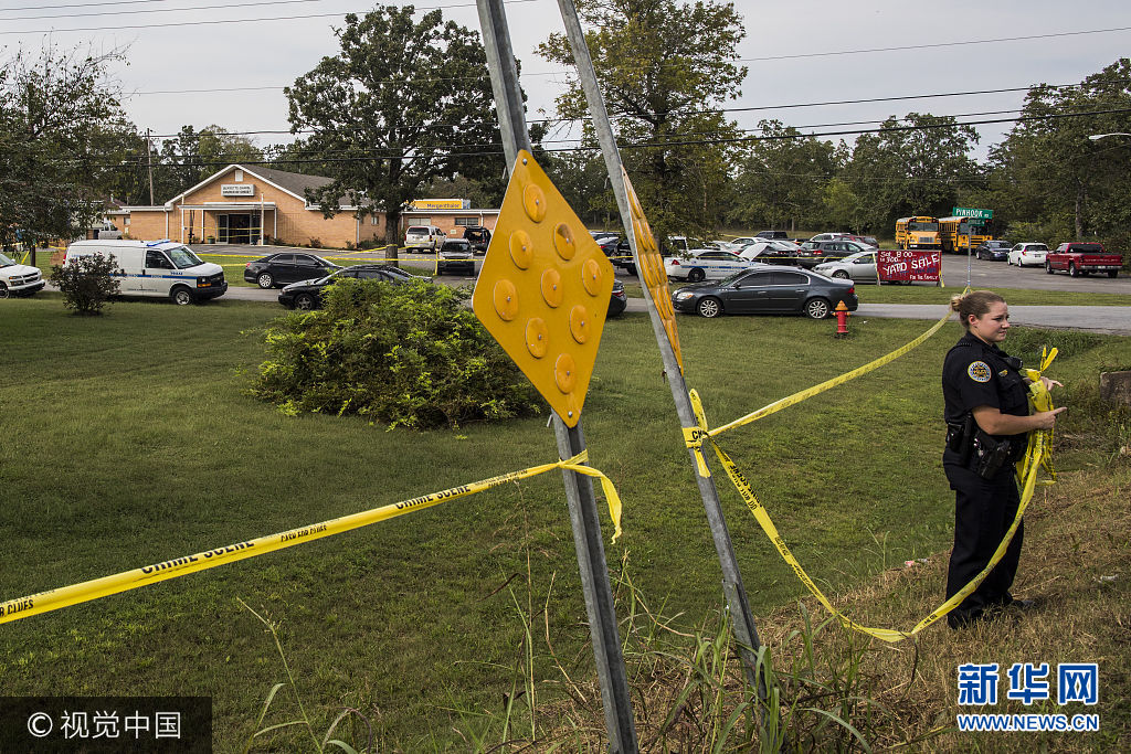 当地时间2017年9月24日，美国田纳西州安条克，当地教堂发生一起枪击案。导致1人死亡包含枪手在内的8人受伤，事发后当地警方封锁了现场。***_***ANTIOCH, TN - SEPTEMBER 24: Law enforcement continues their investigation around the Burnette Chapel Church of Christ on September 24, 2017 in Antioch, Tennessee. One person was killed and seven were wounded when a gunman opened fire in the church. (Photo by Joe Buglewicz/Getty Images)