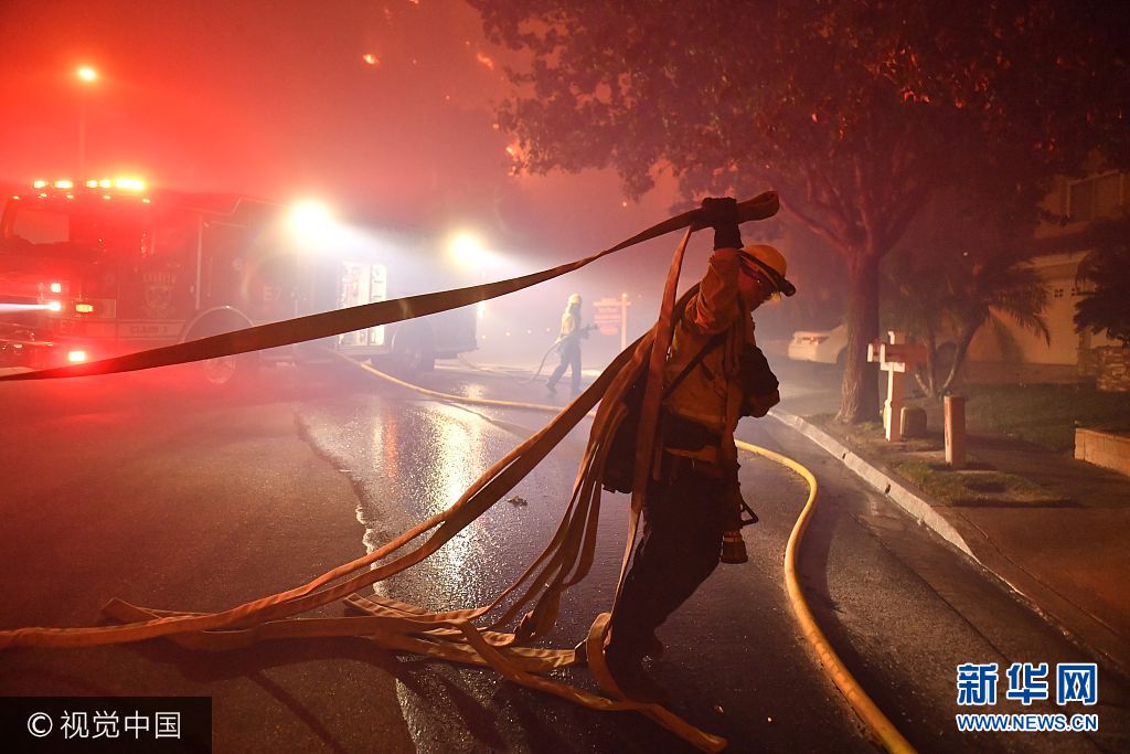 当地时间2017年9月26日，美国加州科罗娜，当地发生森林火灾，大约300户居民被撤离，大约两百名消防员在现场进行救火，当地政府还出动了灭火飞机参与灭火。***_***Pictured: GV, General View Ref: SPL1589196  250917   Picture by: Stuart Palley / ZUMA Press / Splash News