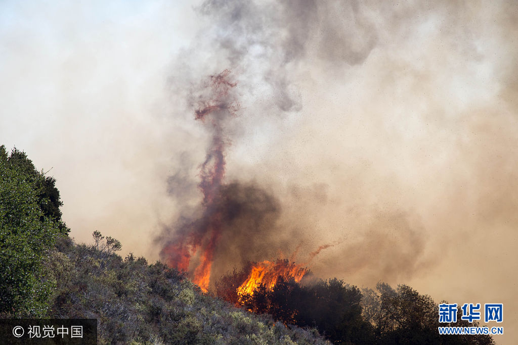 当地时间2017年9月26日，美国加州奥克兰，当地发生森林火灾，政府出动消防直升机灭火。***_***Pictured: General Views Ref: SPL1579242  260917   Picture by: John Orvis / Splash News