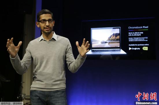 當地時間2月21日，美國舊金山，Google宣布推出首款觸摸屏版Chromebook筆記型電腦。據悉，這款産品被命名為“Pixel”，採用Chrome作業系統，裝備英特爾Sandy Bridge處理器，支援4G LTE連接，配有高清螢幕，旨在挑戰蘋果的Retina顯示屏。圖為谷歌Chrome高級副總裁桑達爾·皮猜在發布現場進行講演。