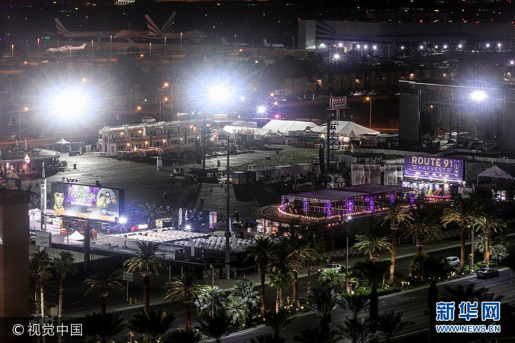 当地时间2017年10月2日，美国内华达州拉斯维加斯，据美国媒体最新消息，枪击案已经造成至少59人死亡，527人受伤，IS已宣称对枪击案负责，枪手身份也已被公布。***_***LAS VEGAS, USA - OCTOBER 02: A general view of the scene after a gunman attack in Las Vegas, NV, United States on October 02, 2017. At least 59 people were killed and more than 527 others wounded at a country music concert in the city of Las Vegas late Sunday night in the mass shooting. A gunman -- identified as Stephen Paddock -- opened fire on more than 10,000 concert-goers at an outdoor venue from across the Mandalay Bay Hotel at around 10.08 p.m. local time (0508GMT Monday), Clark County Sheriff Joseph Lambardo from the Las Vegas Metropolitan Police Department (LVMPD) told reporters. (Photo by Bilgin Sasmaz/Anadolu Agency/Getty Images)