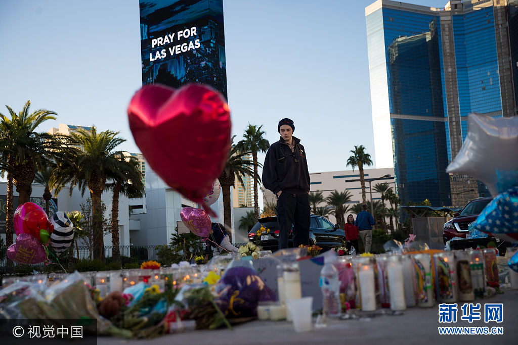 当地时间2017年10月3日，美国内华达州拉斯维加斯，据美国媒体最新消息，枪击案已经造成至少59人死亡，527人受伤，IS已宣称对枪击案负责，枪手身份也已被公布。***_***LAS VEGAS, NV - OCTOBER 3: Matthew Helms, who worked as a medic the night of the shooting, visits a makeshift memorial for the victims of Sunday night's mass shooting, on the north end of the Las Vegas Strip, October 3, 2017 in Las Vegas, Nevada. The gunman, identified as Stephen Paddock, 64, of Mesquite, Nevada, allegedly opened fire from a room on the 32nd floor of the Mandalay Bay Resort and Casino on the music festival, leaving at least 58 people dead and over 500 injured. According to reports, Paddock killed himself at the scene. The massacre is one of the deadliest mass shooting events in U.S. history. (Photo by Drew Angerer/Getty Images)