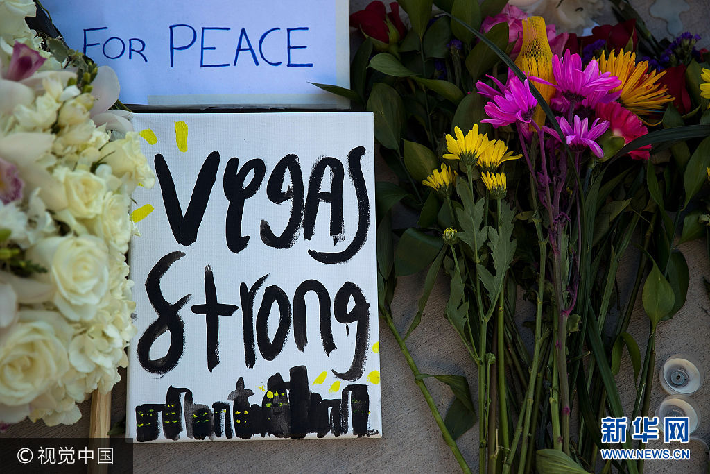 当地时间2017年10月3日，美国内华达州拉斯维加斯，据美国媒体最新消息，枪击案已经造成至少59人死亡，527人受伤，IS已宣称对枪击案负责，枪手身份也已被公布。***_***LAS VEGAS, NV - OCTOBER 3: A makeshift memorial for the victims of Sunday night's mass shooting stands at an intersection of the north end of the Las Vegas Strip, October 3, 2017 in Las Vegas, Nevada. The gunman, identified as Stephen Paddock, 64, of Mesquite, Nevada, allegedly opened fire from a room on the 32nd floor of the Mandalay Bay Resort and Casino on the music festival, leaving at least 58 people dead and over 500 injured. According to reports, Paddock killed himself at the scene. The massacre is one of the deadliest mass shooting events in U.S. history. (Photo by Drew Angerer/Getty Images)