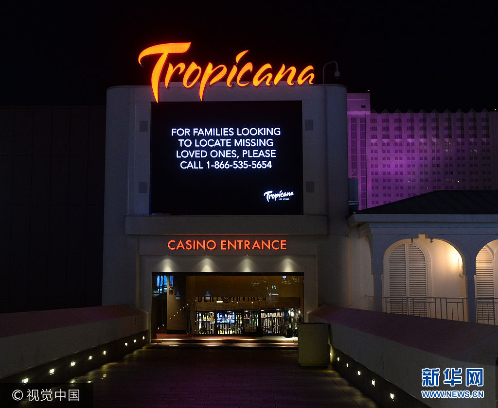 当地时间2017年10月3日，美国内华达州拉斯维加斯，据美国媒体最新消息，枪击案已经造成至少59人死亡，527人受伤，IS已宣称对枪击案负责，枪手身份也已被公布。***_***Signage offering help for missing loved ones appears on the marquee of the Tropicana Hotel, 24-hours after the deadliest mass shooting in U.S. history in Las Vegas on October 2, 2017. Fifty-nine people were killed and hundreds injured late Sunday at an outdoor country music festival on the Las Vegas Strip.  Photo by Jim Ruymen/UPI Photo via Newscom