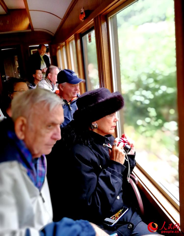 遊客在小火車上觀賞沿途美景   于世文  攝