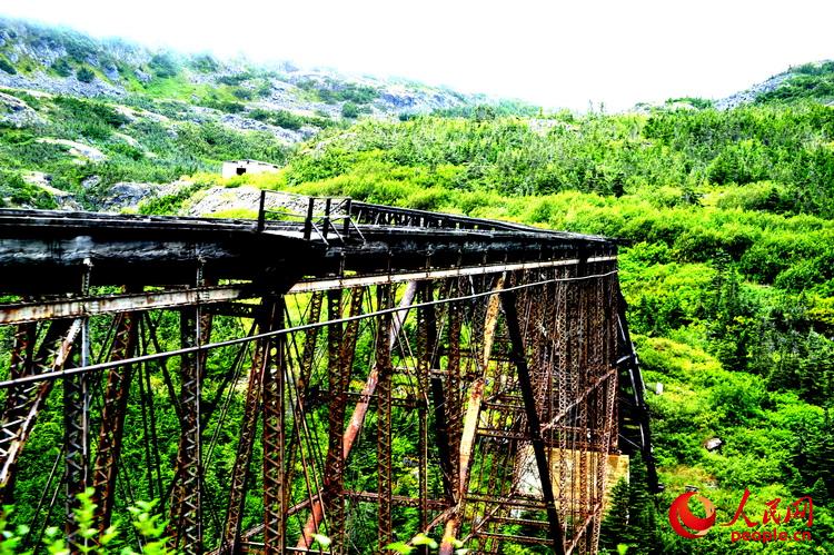 已廢棄的鋼橋，給這條鐵路增加幾分滄桑感  于世文  攝