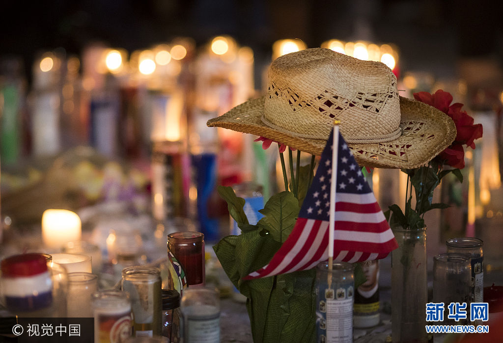 当地时间2017年10月8日，美国拉斯维加斯，民众参加烛光守夜，纪念拉斯维加斯枪击案发生一周。***_***LAS VEGAS, NV - OCTOBER 8: A hat is left at a makeshift memorial during a vigil to mark one week since the mass shooting at the Route 91 Harvest country music festival, on the corner of Sahara Avenue and Las Vegas Boulevard at the north end of the Las Vegas Strip, on October 8, 2017 in Las Vegas, Nevada. On October 1, Stephen Paddock killed 58 people and injured more than 450 after he opened fire on a large crowd at the Route 91 Harvest country music festival. The massacre is one of the deadliest mass shooting events in U.S. history. (Photo by Drew Angerer/Getty Images)