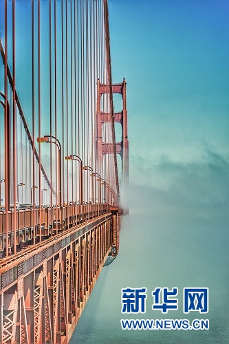 来到旧金山怎能不去一趟著名的金门大桥。这座橙红色的大桥是近代桥梁工程的一项奇迹。伴着阵阵浓雾，体验一把秋日的海上仙境吧。（薛钰洁 摄）