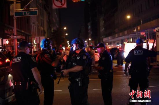 资料图：2016年9月17日，纽约曼哈顿切尔西街区23街与第五大道路口，警察持枪警戒。当晚，纽约曼哈顿切尔西街区发生爆炸 。<a target='_blank' href='http://www.chinanews.com/'><p  align=