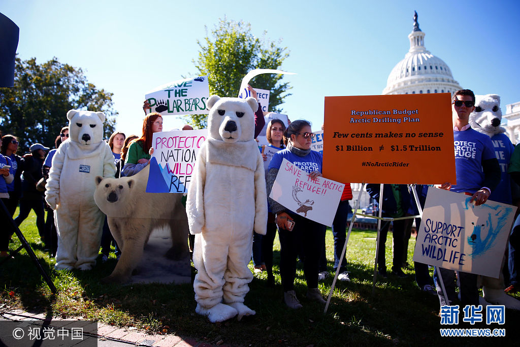 當地時間2017年10月17日，美國華盛頓，民主黨議員和環保組織的成員聚集國會外示威，抗議美國在北極進行石油鑽探。***_***Activists attend a protest against the legislation that would open Wilderness in Alaska to oil drilling on Capitol Hill in Washington, U.S. October 17, 2017. Eric Thayer