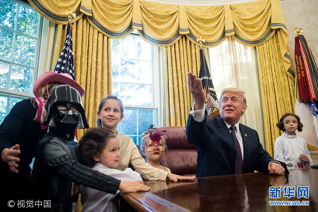 美国总统特朗普入主白宫后首迎万圣节 变&ldquo;孩子王&rdquo;发糖果招待儿童