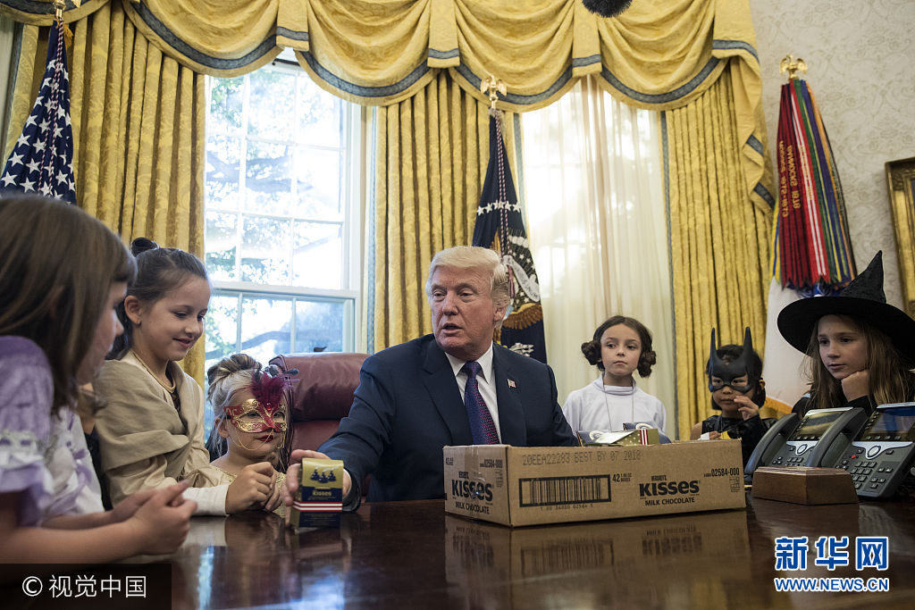 美国总统特朗普入主白宫后首迎万圣节 变&ldquo;孩子王&rdquo;发糖果招待儿童
