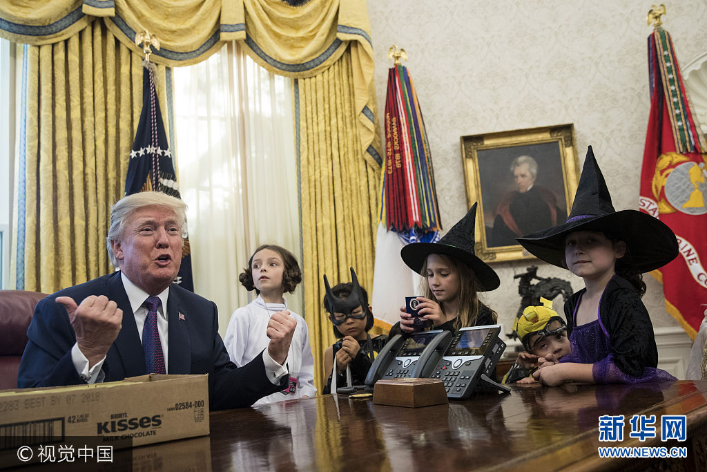 美国总统特朗普入主白宫后首迎万圣节 变&ldquo;孩子王&rdquo;发糖果招待儿童