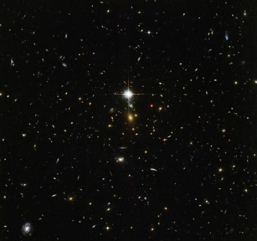 照片中繁“星”点点，一个亮点就是一个星系。(图片来源：NASA)
