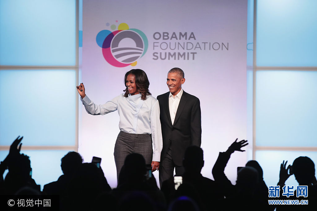 美国：首届奥巴马基金会峰会举行 奥巴马携米歇尔恩爱登场