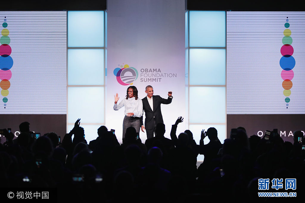 美国：首届奥巴马基金会峰会举行 奥巴马携米歇尔恩爱登场