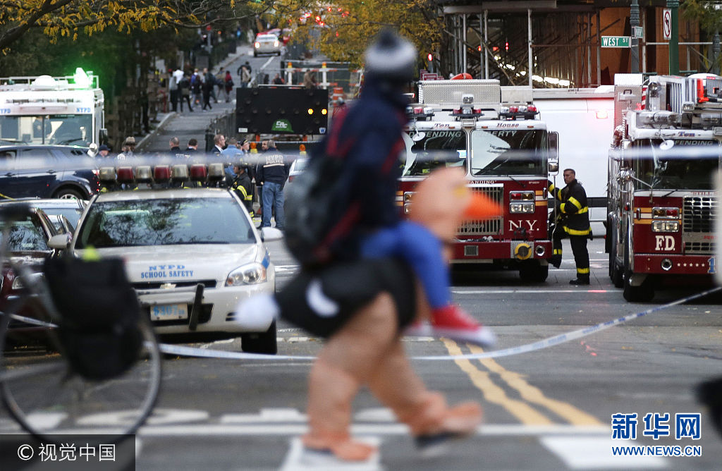 美國紐約發生卡車撞人事件 民眾穿萬聖節服飾撤離現場