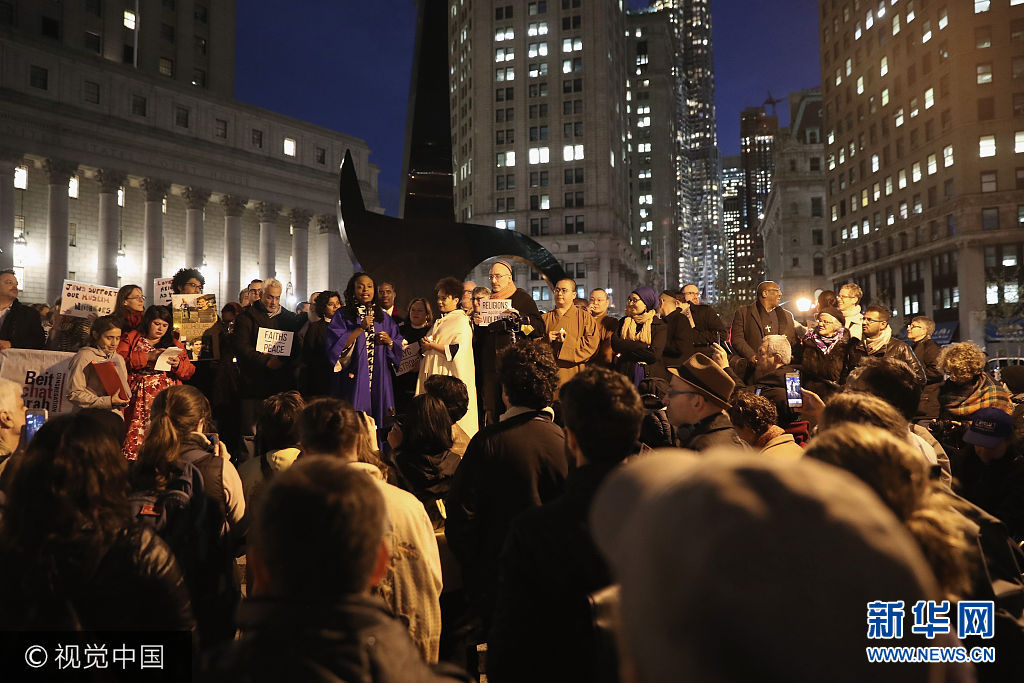 美民众参加烛光守夜 悼念纽约恐袭遇难者