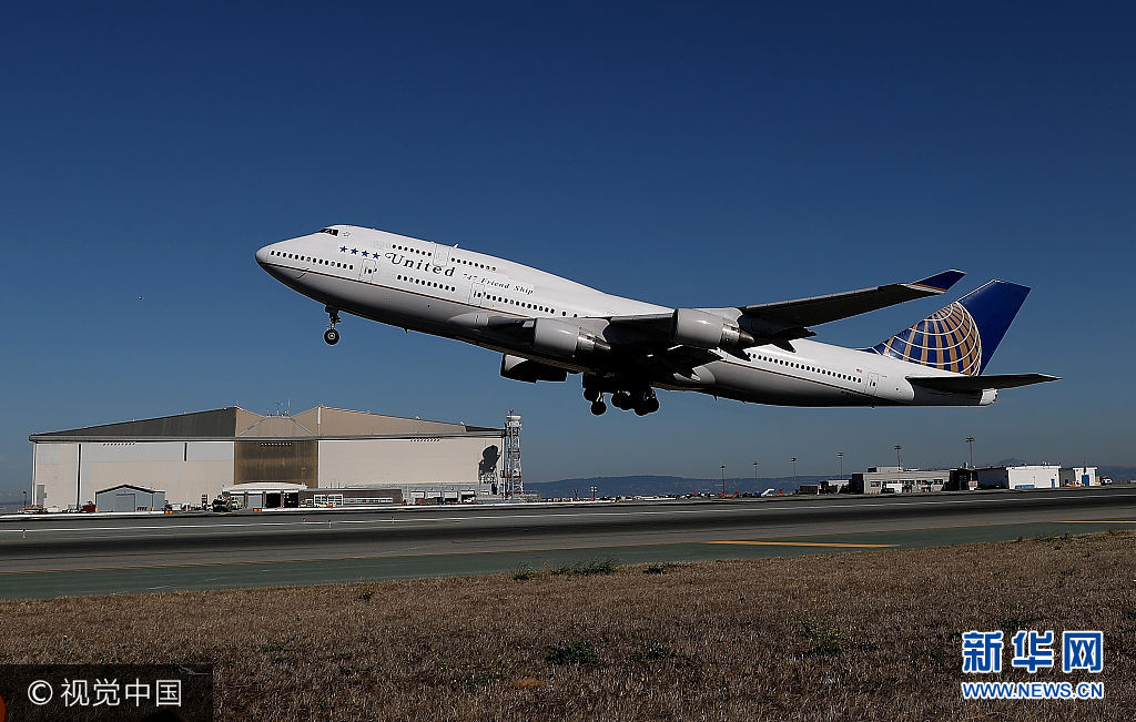 美联航退役旗下最后一架波音747 乘客着复古服装做最后一次飞行
