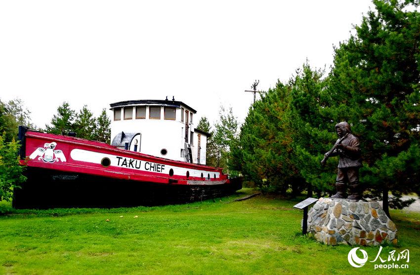 尼纳纳小镇的二战纪念雕像和原住民塔库酋长支援抗战的船   于世文  摄