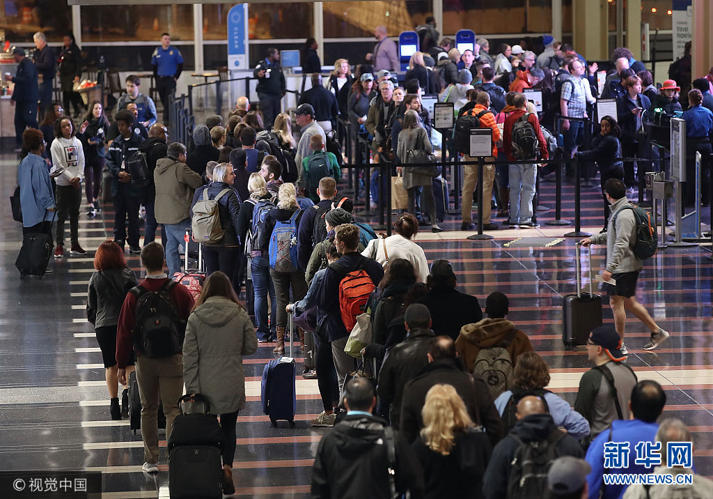 美國：感恩節將至旅客忙出行 機場人流火爆