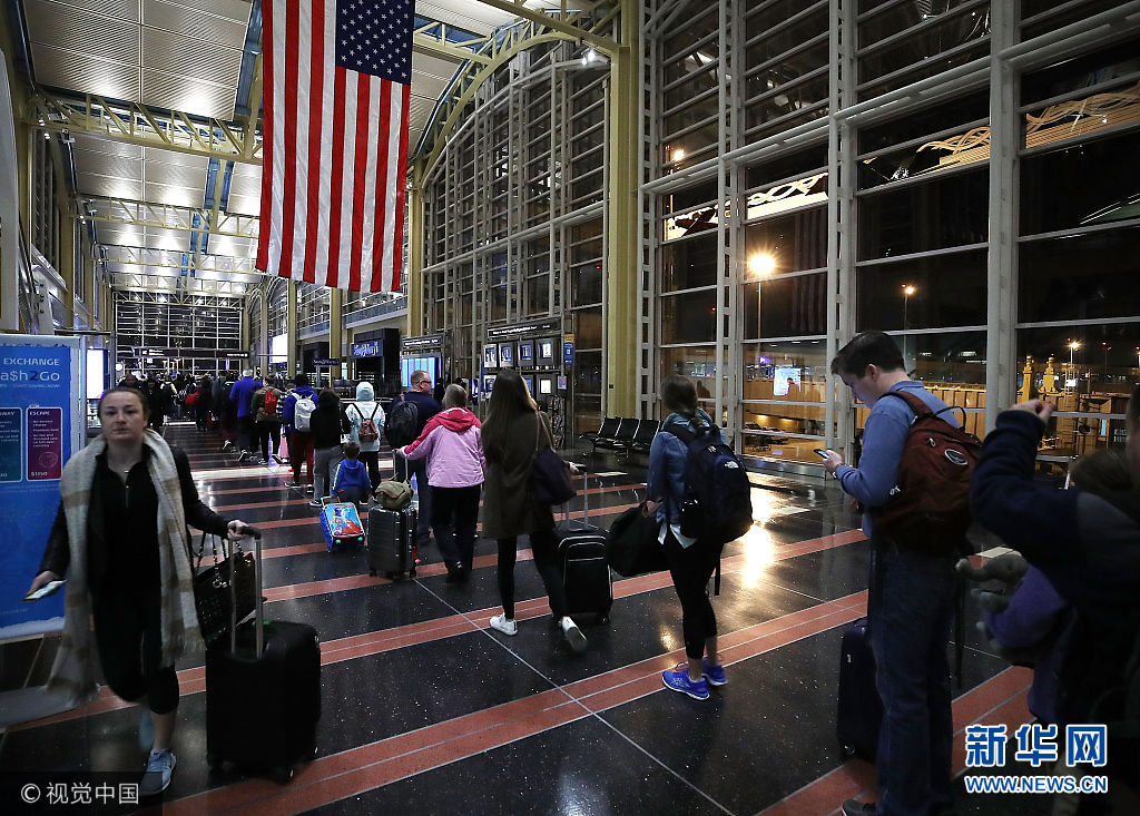 美国：感恩节将至旅客忙出行 机场人流火爆