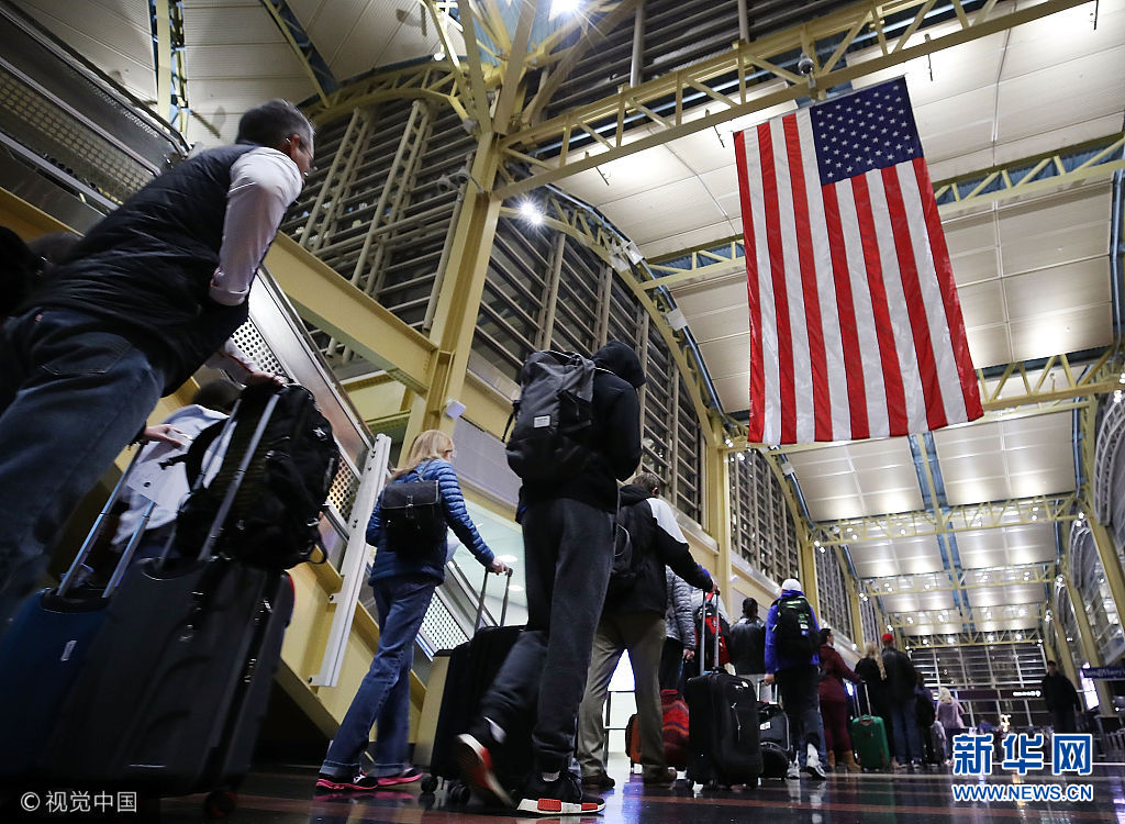 美國：感恩節將至旅客忙出行 機場人流火爆