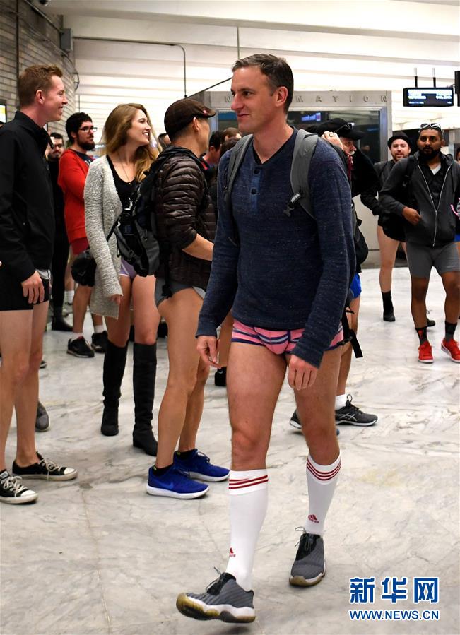 （国际）（4）旧金山举行“不穿裤子搭地铁”活动