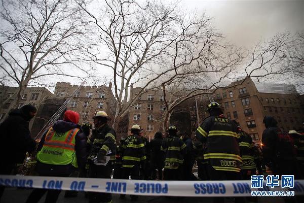 （国际）（4）纽约一公寓楼发生火灾14人受伤