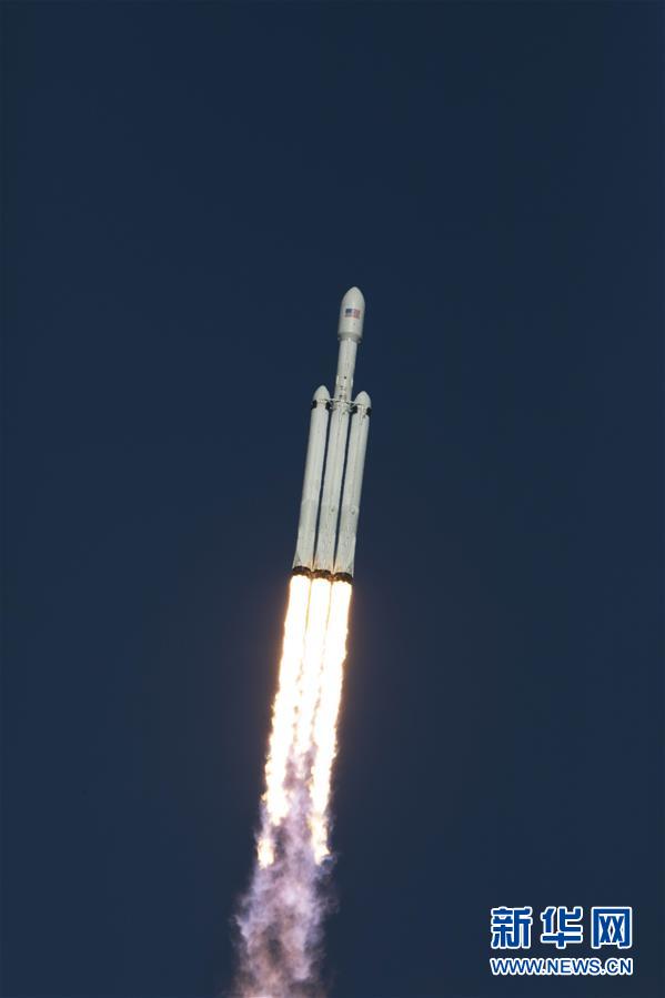（國際）（1）“獵鷹重型”運載火箭帶特斯拉跑車飛向火星