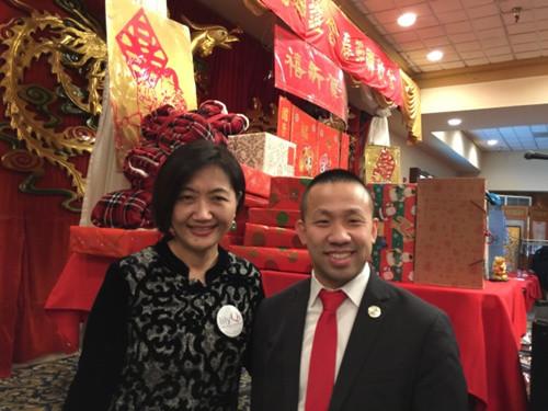中国侨网州众议会议员林力图和代表蒙郡参选州众议员的齐丽丽(左)表达对教育、强化校园安全的看法。(美国《世界日报》特派员/许惠敏 摄)