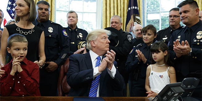 美國總統特朗普簽署支援警察宣言 敦促保護執法人員