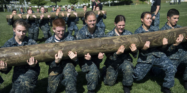 美国海军学院新生接受魔鬼式训练 超负荷挑战身体极限