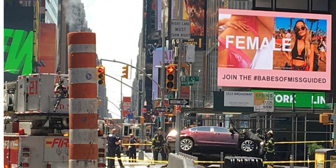 汽车冲上纽约时报广场人行道致1死12伤