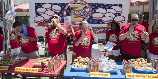 美國舉辦吃漢堡冠軍賽 世界第一“大胃王”竟是纖細弱女子