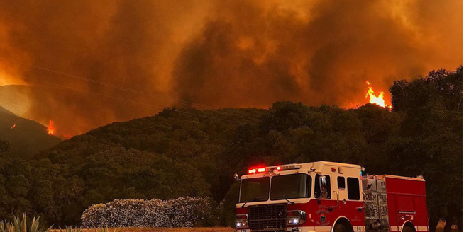 美国加州圣芭芭拉发生山火 过火面积达6000英亩