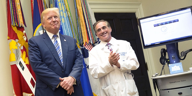 美国总统特朗普造访退伍军人事务部 见证老兵医疗新项目