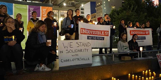 美國舊金山民眾為夏洛茨維爾市暴力事件受害者守夜