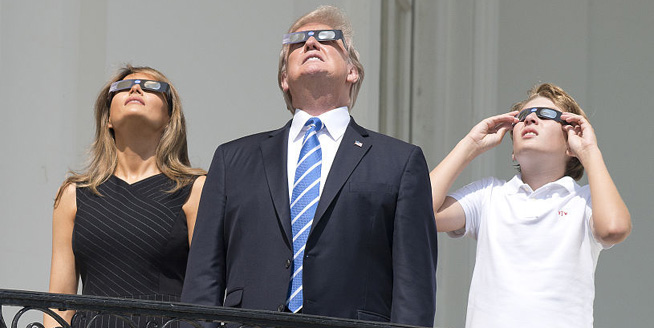 百年一遇日全食横跨美国 特朗普偕家人白宫阳台上观看