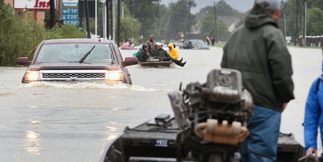 飓风“哈维”重创美国得州洪水泛滥 直升机救援被困灾民