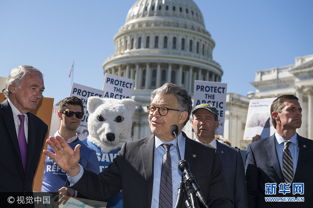 民众扮北极熊抗议美国北极石油钻探