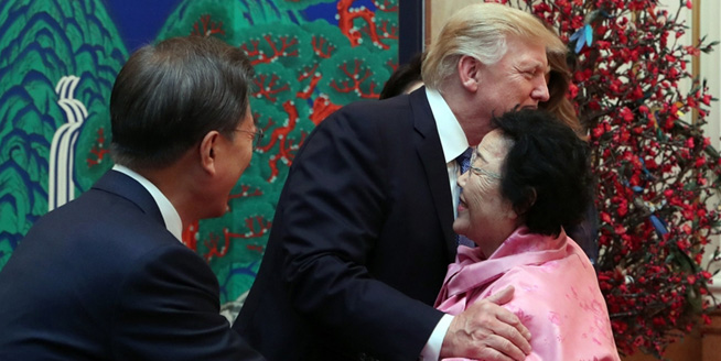 特朗普在韓出席國賓晚宴 擁抱前“慰安婦”奶奶