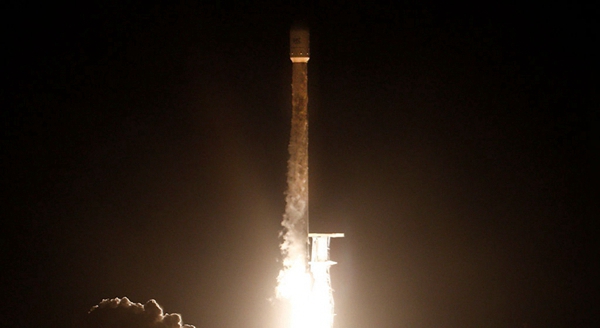 美国：SpaceX发射卫星互联网项目首批测试卫星