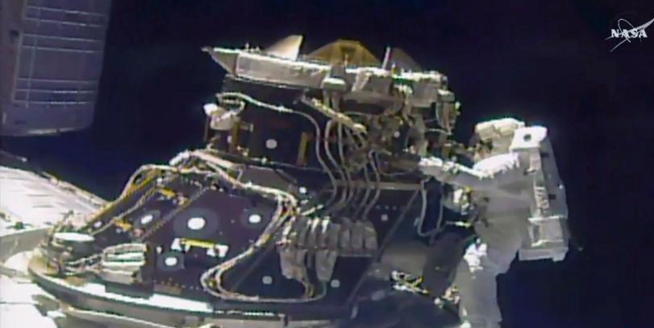 国际空间站突发状况 宇航员太空行走修复备用电脑
