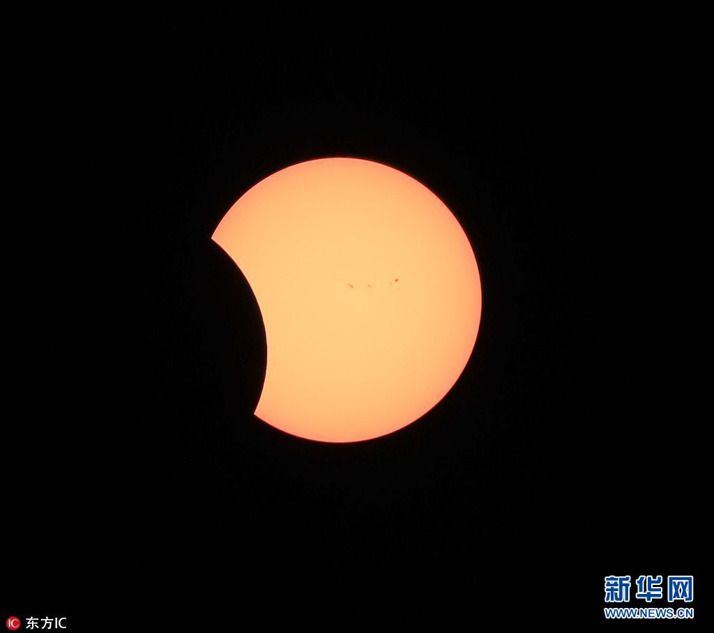 美国迎百年一遇超级日全食14州上演白昼如夜组图